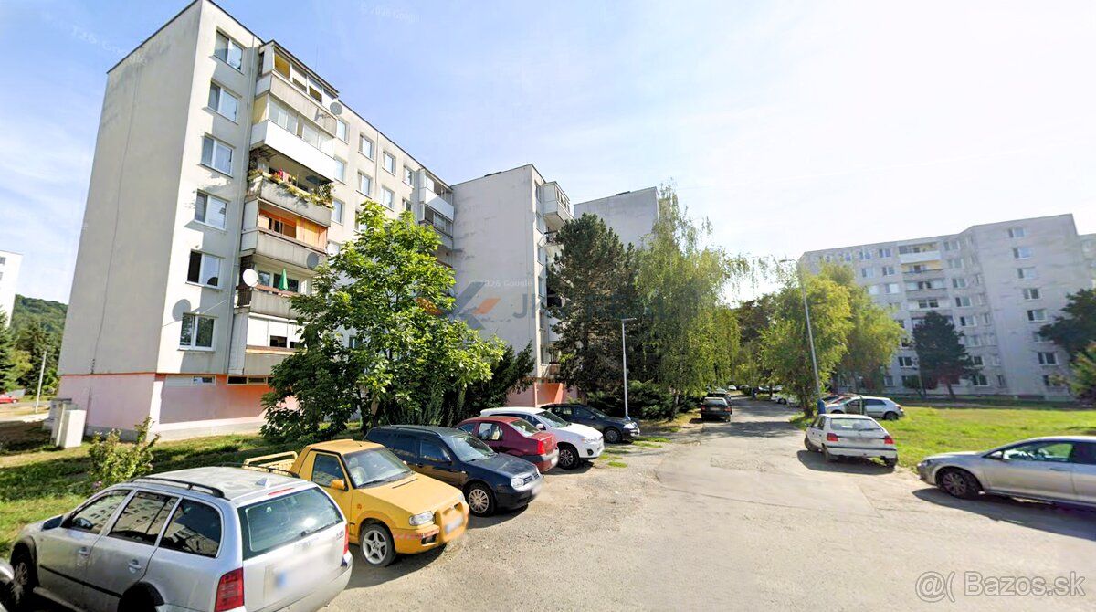 Ponúkam na predaj kompletne zrekonštruovaný 3 - izbový byt v