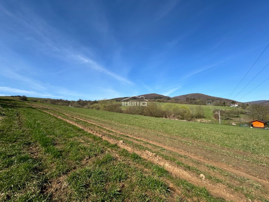 Ponúkame Vám na predaj rekreačný pozemok o výmere 2418 m 2 v