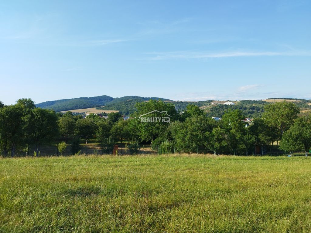 Ponúkame Vám na predaj rekreačný pozemok o výmere 2418 m 2 v