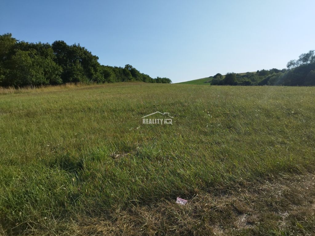 Ponúkame Vám na predaj rekreačný pozemok vo výmere 1554 m2 v