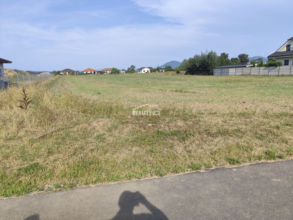 Ponúkame Vám na predaj pozemok s výmerou 3000 m2. Pozemok je
