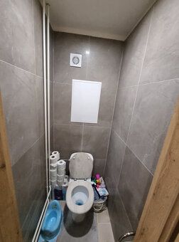 Veľký 80 m² prerobený byt s dvomi balkónmi blízko centra Nov