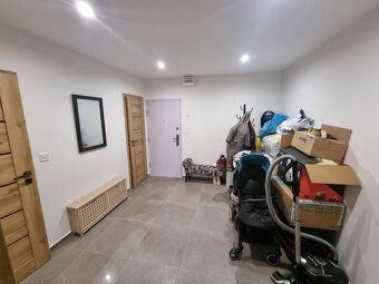 Veľký 80 m² prerobený byt s dvomi balkónmi blízko centra Nov