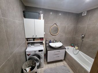 Veľký 80 m² prerobený byt s dvomi balkónmi blízko centra Nov