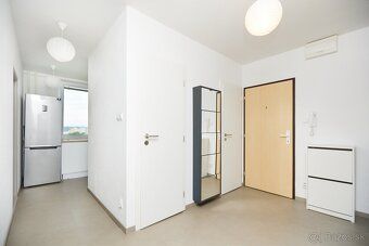 Ponúkame na predaj priestranný a príjemne presvetlený 3-izbo