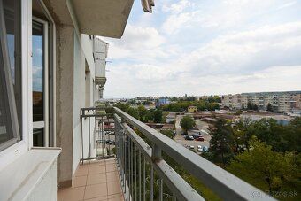 Ponúkame na predaj priestranný a príjemne presvetlený 3-izbo