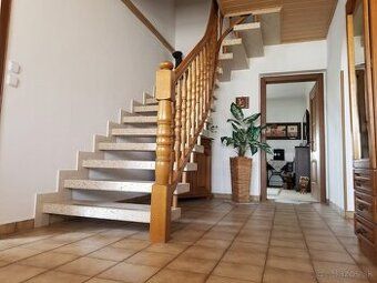 Su tam dva trojizbove byty /2x85 m2/dve garaze.Stavebne rozd