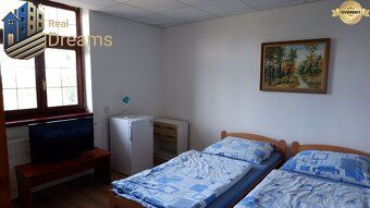 Úžitková plocha 826,3 m2. Penzión pozostáva z staršej budovy