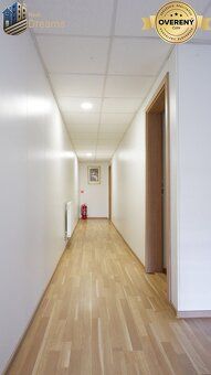 Úžitková plocha 826,3 m2. Penzión pozostáva z staršej budovy