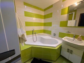 Ponúkame na predaj priestranný a svetlý 4-izbový byt s balkó