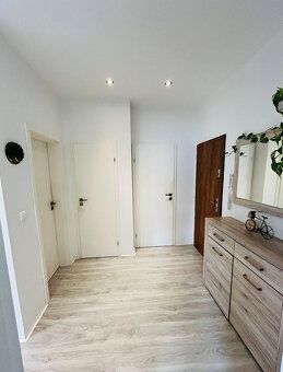 Popis • 2izbový byt v rodinnom dome • úžitk. plocha 61,42 m2