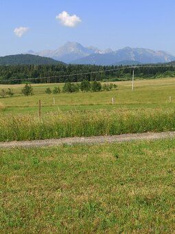 Ponúkam na predaj lukratívny stavebný pozemok v podtatransko