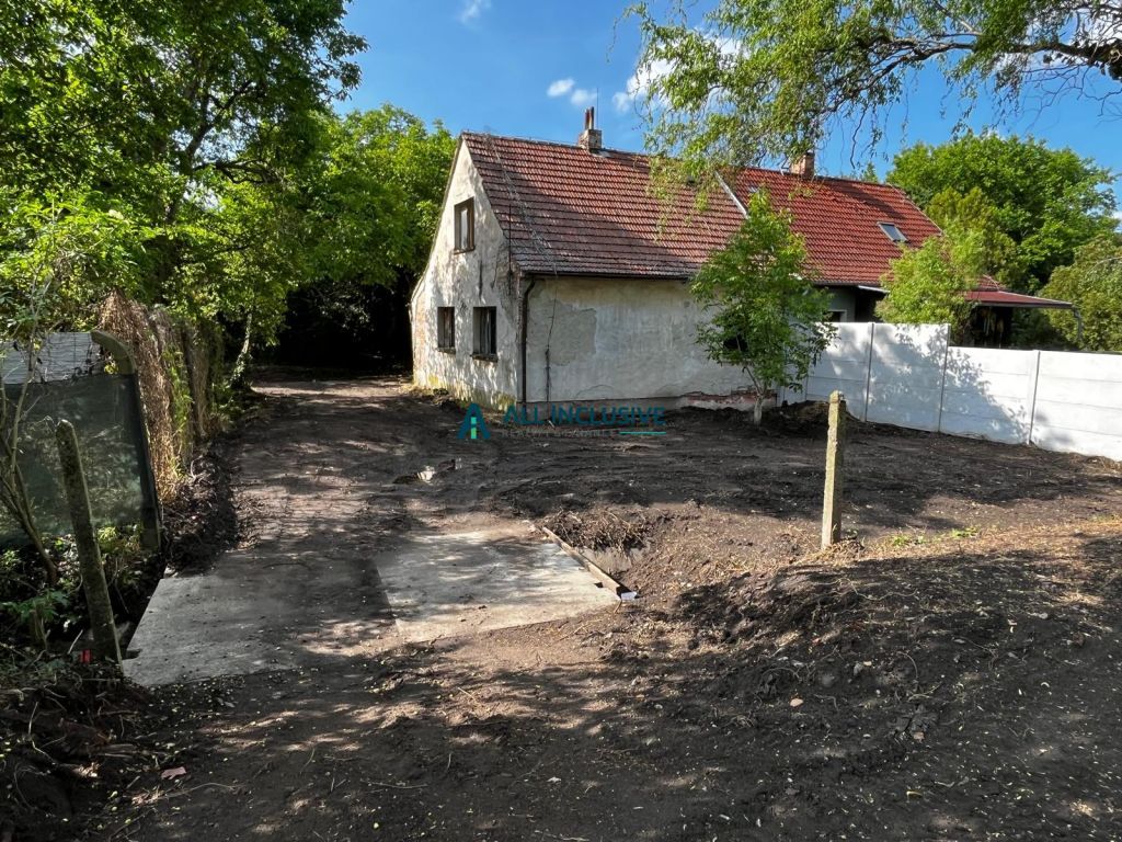 Ponúkame na predaj starší rodinný dom na rekonštrukciu, príp
