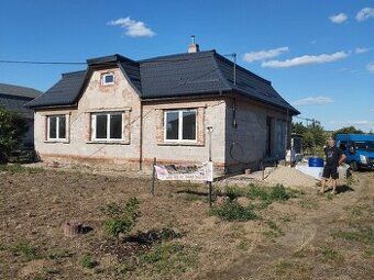 Predám rodinný dom v obci Malý Horeš. Pri dome sú dva garázs