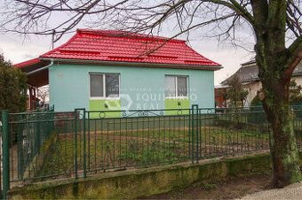 Predám rodinný dom v obci Malý Horeš. Pri dome sú dva garázs