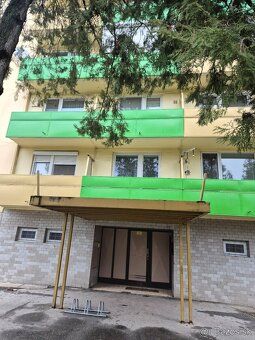 Ponúka sa na predaj veľká garsónka o výmere 27 m² s priestra