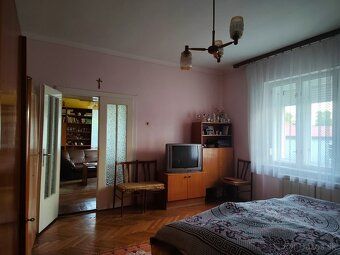 Ponúkam na predaj poschodový 4 izbový rodinný dom s terasou 