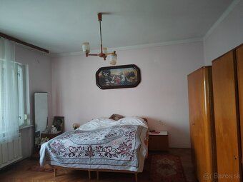 Ponúkam na predaj poschodový 4 izbový rodinný dom s terasou 