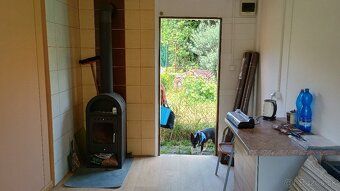 Plocha pozemku je 496m² okolo celej záhrady je plot ktorého 