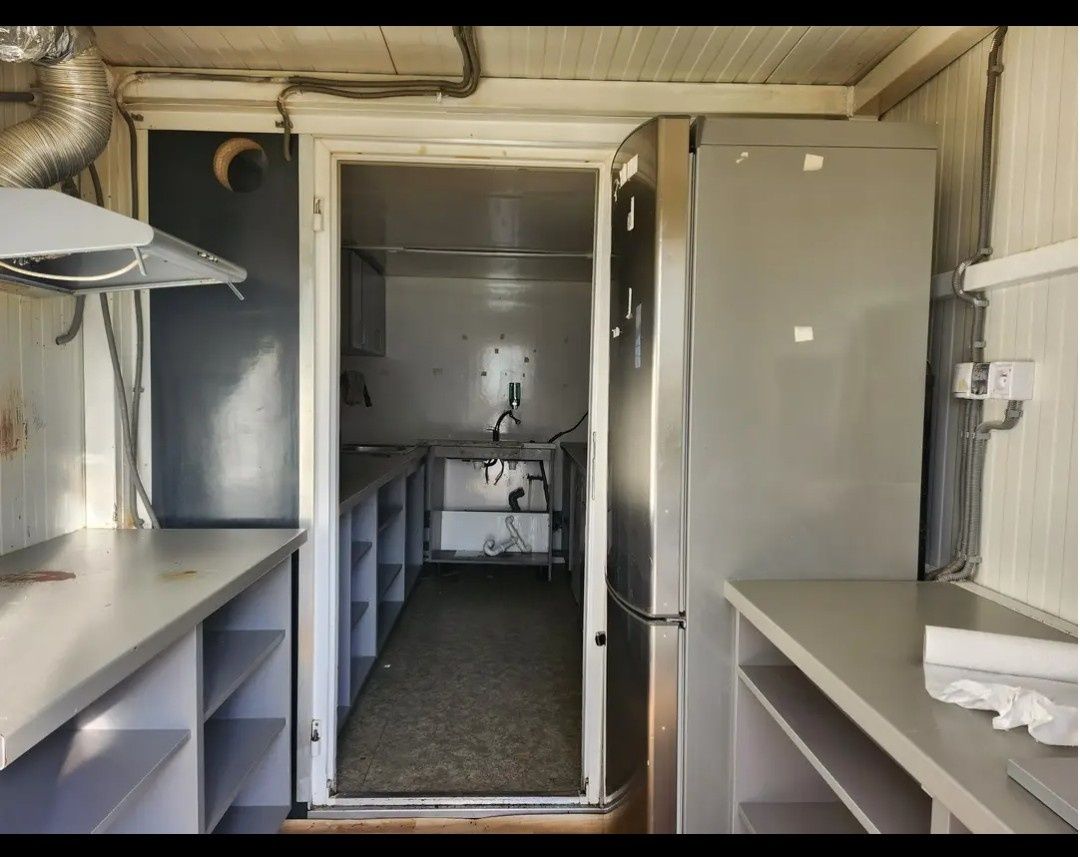 🔥 PREDÁM KOMPLETNE VYBAVENÝ GASTRO STÁNOK 6 × 3 m 🔥 Ponúkam