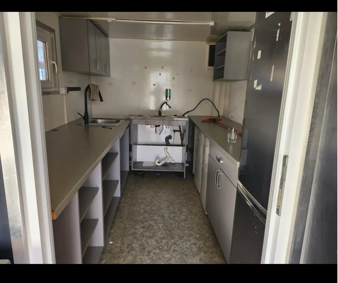 🔥 PREDÁM KOMPLETNE VYBAVENÝ GASTRO STÁNOK 6 × 3 m 🔥 Ponúkam