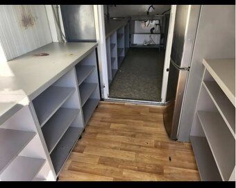 🔥 PREDÁM KOMPLETNE VYBAVENÝ GASTRO STÁNOK 6 × 3 m 🔥 Ponúkam