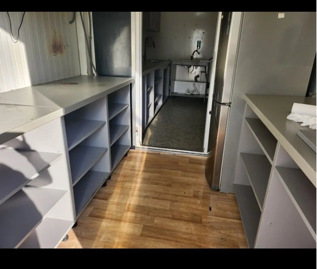 🔥 PREDÁM KOMPLETNE VYBAVENÝ GASTRO STÁNOK 6 × 3 m 🔥 Ponúkam
