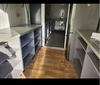 🔥 PREDÁM KOMPLETNE VYBAVENÝ GASTRO STÁNOK 6 × 3 m 🔥 Ponúkam