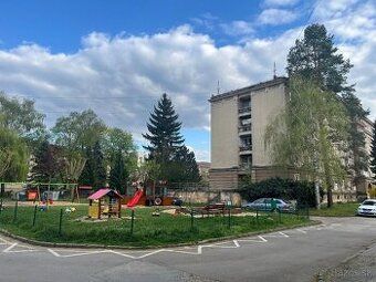 Ponúkame na predaj veľmi pekný, zariadený 1 izbový byt v Nov