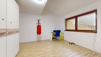 Ponúkame na predaj kvalitný, 10-ročný dvojpodlažný rodinný d