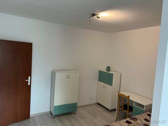 Prenajmeme 2 izbový veľkometrážny byt na Žilinskej ulici v R