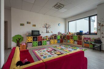 Moderná budova s vlastným parkoviskom a bezbariérovým prístu