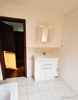 Tento elegantný dvojpodlažný rodinný dom na Orechovej ulici 