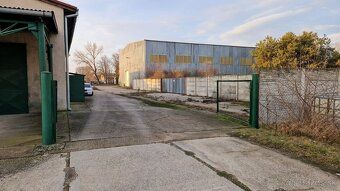 Dáme do prenájmu skladový priestor v rozmere 210 m2. Nachádz