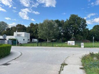 Ponúkame na prenájom oplotený komerčný areál v priemyselnej 