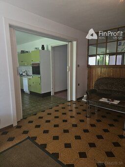 Ponúkame na predaj krásny a veľmi zachovalý rodinný dom v ra