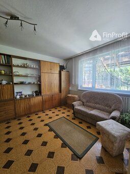 Ponúkame na predaj krásny a veľmi zachovalý rodinný dom v ra