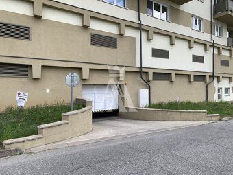 NA PREDAJ priestranné PARKOVACIE MIESTO v garážovom a zárove
