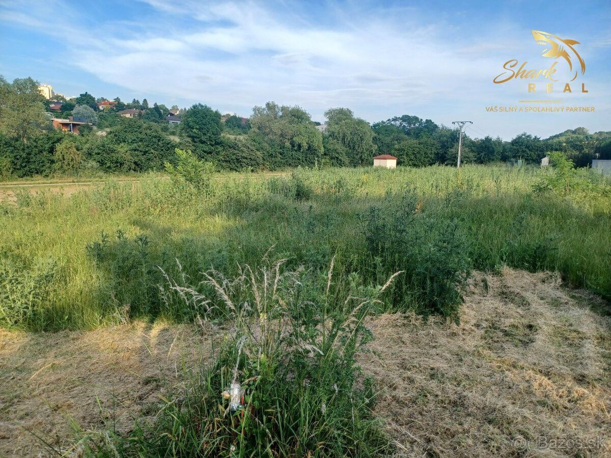 Ponúkame Vám na predaj rozľahlý, rovinatý a slnečný pozemok 