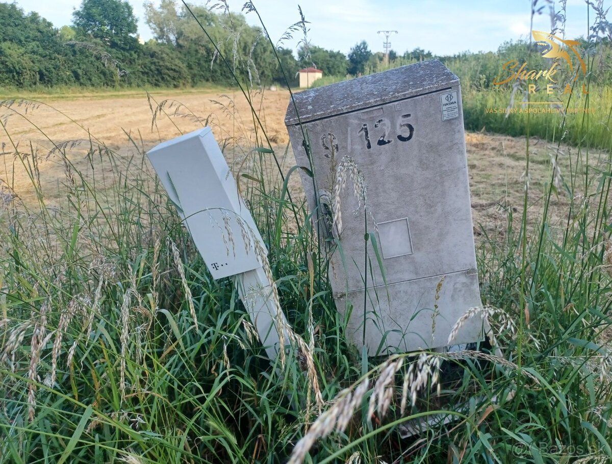 Ponúkame Vám na predaj rozľahlý, rovinatý a slnečný pozemok 