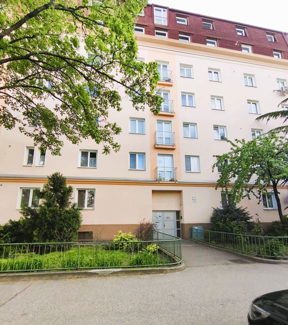 Ponúkame na predaj garsónku o výmere 33 m2 situovanú vo vyhľ