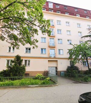 Ponúkame na predaj garsónku o výmere 33 m2 situovanú vo vyhľ