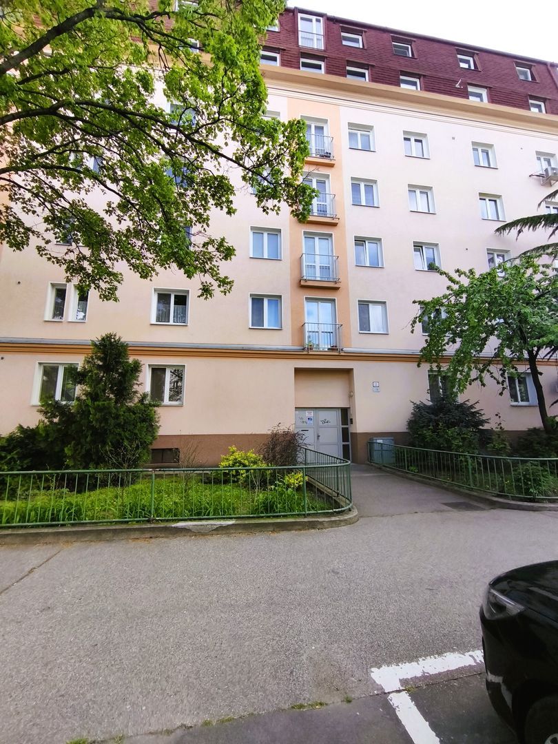 Ponúkame na predaj garsónku o výmere 33 m2 situovanú vo vyhľ