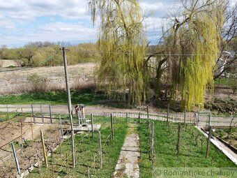 Prízemie - posedenie, kuchynka, krb, pivnica. Poschodie - ob