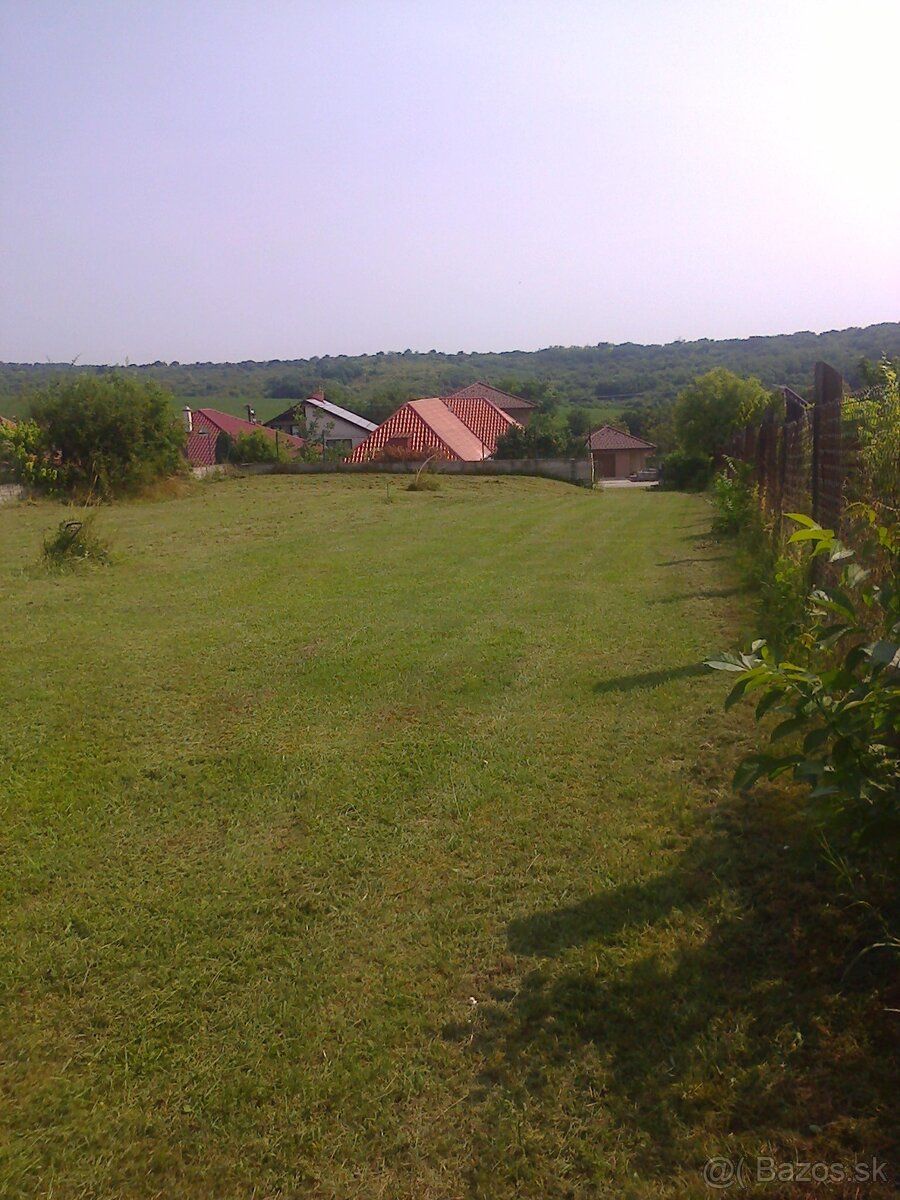 Predám stavebný pozemok oplotený v obci Trávnica 1300 m2 obk