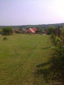 Predám stavebný pozemok oplotený v obci Trávnica 1300 m2 obk