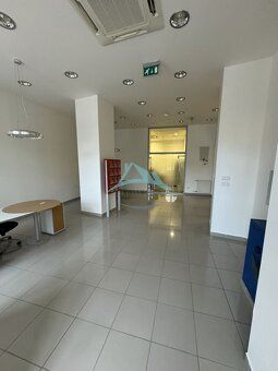Ponúkame na predaj alebo prenajom obchodné priestory v úplno