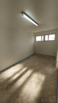 Ponúkame na prenájom skladové priestory o výmere 850 m2. (ra