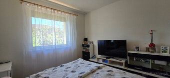 Ponúkame exkluzívne na predaj priestranný trojizbový byt na 