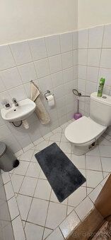 Ponúkame exkluzívne na predaj priestranný trojizbový byt na 